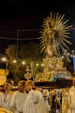 Cospicua, Malta - 8 Aralık 2025, Kalabalık ve Işıklarla çevrili Gece Dini Geçit Töreni Altın Madonna Heykeli