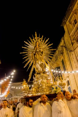 Cospicua, Malta - 8 Aralık 2025, Kalabalık ve Işıklarla çevrili Gece Dini Geçit Töreni Altın Madonna Heykeli
