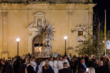 Cospicua, Malta - 8 Aralık 2025, Süslü bir kilisenin önünde Meryem Ana 'nın Dini Tören Heykeli