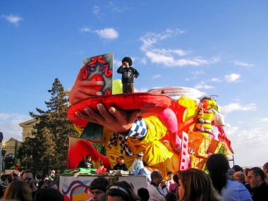 Açık Hava Festivali 'nde Dev El Heykeli ve Seyircileriyle Renkli Geçit Töreni