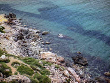 Rocky Shoreline 'lı Turkuaz Koyu, Temiz Su, Engebeli Yol ve Deniz Yeşilliği