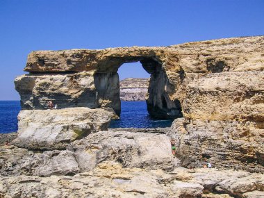 Okyanus Kıyısındaki Deniz Kemeri Mavi Gök Altında Dramatik Kıyı Kayası oluşumu