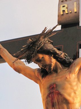 Çarmıha gerilmiş dikenli ve yaralı İsa 'nın dini heykeli
