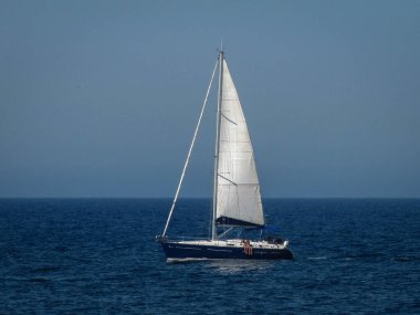 Açık Deniz Altında Açık Deniz 'de Yelkenli Gemisi Açık Deniz' de Açık Deniz 'de güneşli bir günde dinlenen yolcularla birlikte