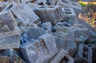 Beton bloklar ve inşaat alanındaki enkaz yığını.