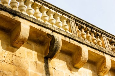 Yıpranmış Taş Duvarı 'ndaki Tarihi Taş Balüstrad ve Mimari Detaylar