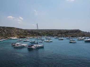 Sönük Mavi Deniz Ufkuna demirlenmiş sayısız yat ve yelkenliyle Sunny Marina