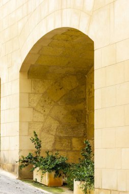 Ilık Taş Kemer Yolu, Tencerelerde Yeşillik Güneş Işığı Bej Duvarı boyunca