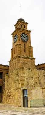 Kubbeli Çatı ve Yüksek Kule Taştan Saat Kulesi