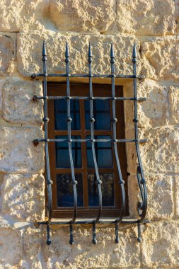 Taştan Duvara Demir Parmaklıklı Kırsal Pencere, Güneş Işığı Dış Mimari Özellikleri