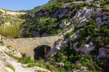 Antik Taş Kemer Köprüsü ve Dik Merdiven Bir Rocky Yeşil Akdeniz Geçidi Üzerinde