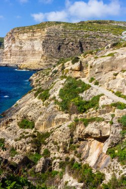 Dramatik Rocky Kayalıkları ve Açık Akdeniz manzaralı Mavi Koyun güneşli bir günde