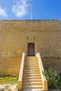 Açık Gök Altında Mavi Deniz 'e bakan Sahil Uçurumunda Merdiveni olan Taş Gözcü Kulesi