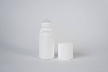 Açık kapaklı temiz beyaz deodorant şişesi, minimal vücut bakımı ürünü konsepti. 