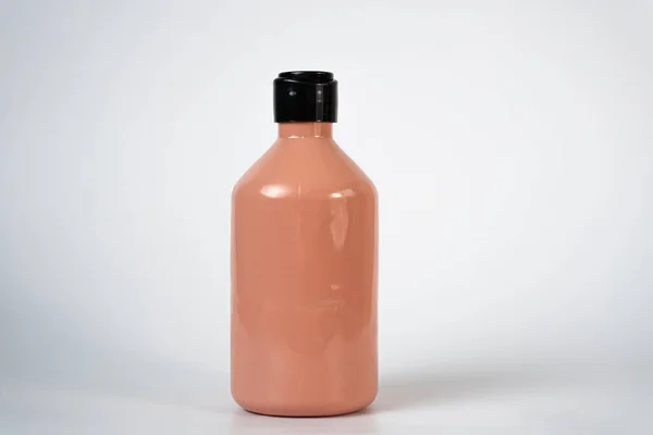 Tarafsız yüzeyinde siyah kapaklı plastik kehribar şişe. Kozmetik markalaşma için asgari ambalaj tasarımı. 