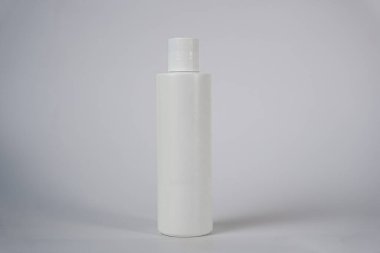 Temiz arka planda izole edilmiş basit beyaz kozmetik şişesi. Cilt bakımı, losyon ya da şampuan markalaşması, ürün modellemeleri ya da minimal tasarım sunumları için ideal. 