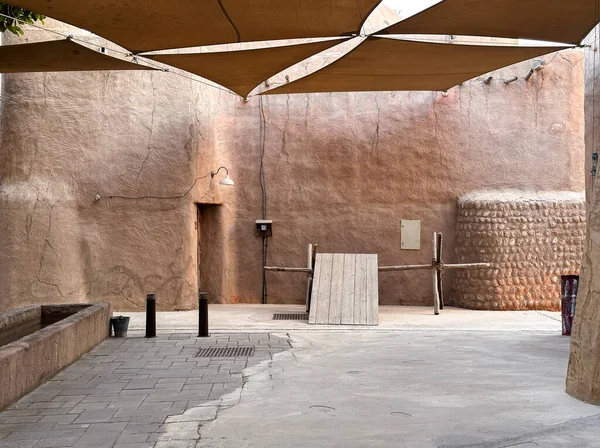 Al Seef, Dubai 'de bej duvarları olan sessiz geleneksel bir sokak. Eski Emirati mahallesinde huzurlu seyahat havası. 