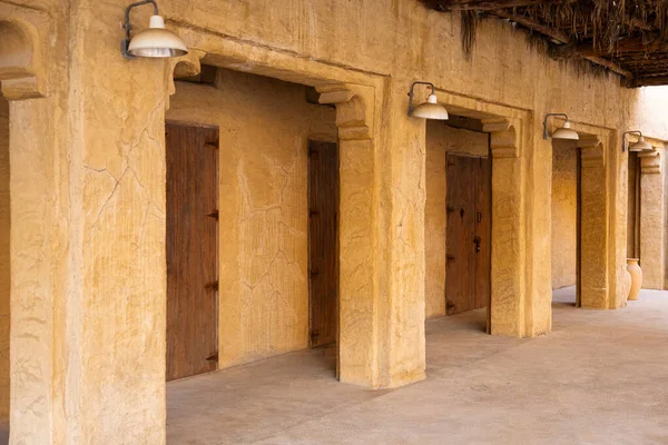 Al Seef bölgesindeki tarihi sütunlara ve sıcak ışığa sahip kumtaşı geçidi. 