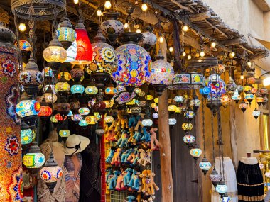 Al Seef, Dubai 'de el yapımı hediyeler, el sanatları ve lambalar ile geleneksel Orta Doğu pazarı.. 
