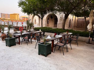 Al Seef 'te gölgeli ağaçlar ve masalarla dolu, konukseverlik, seyahat ve yaşam tarzı reklamları için harika bir yer.. 