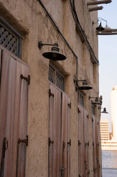 Geleneksel dar sokaklar, yumuşak gün ışığı altında tarihi Arap mahallesinde desenli kil duvarlar ve tahta kirişler.. 