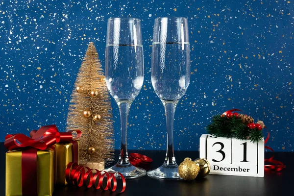 Şampanyalı Noel ve yeni yıl kompozisyonu, hediye kutuları ve 31 Aralık tarihli. Festival etkinlikleri ve yıl sonu promosyonları için mükemmel.. 