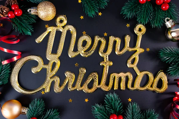 Çam dalları ve süslemelerle çevrili neşeli Noel mektupları. Bayram kutlamaları ve sosyal medya afişleri için mükemmel.. 