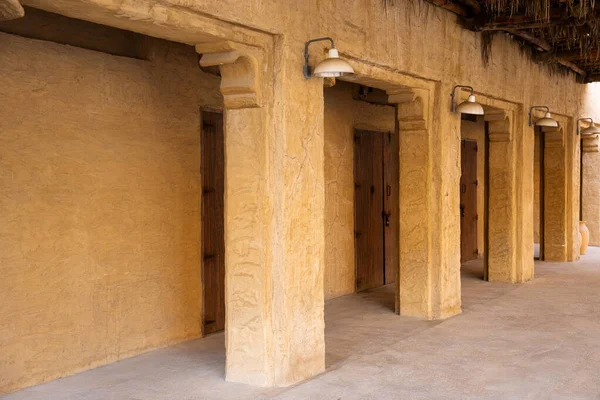 Al Seef Heritage köyünde, kum duvarları ve ahşap kirişleri olan sessiz, eski bir sokak..