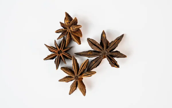  Yıldız anason düzeninin dekoratif üst görüntüsü. Tasarım, ambalaj veya sağlık görselleri için minimalist baharat fotoğrafı ideal.