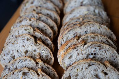 Ekmek dilimleri birbirine yakın bir şekilde yerleştirilerek bir kalıp oluşturuyor. Arkaplan, reklam veya editoryal kullanım için harika. 