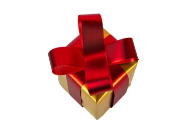 Beyaz arka planda kırmızı ve altın rengi kalp şeklinde hediye kutusu. Sevgililer Günü, aşk ya da tatil kutlamaları için mükemmel.. 