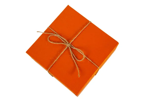 Minimum turuncu el yapımı, jüt ipli hediye kutusu. Çevre ambalajı, zanaat ya da şenlikli kavramlar için mükemmel..