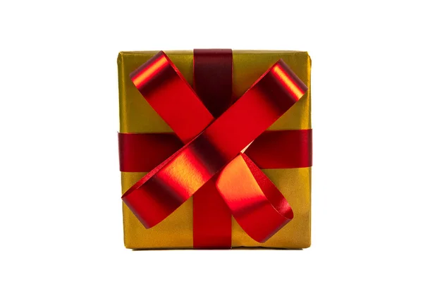 Klasik kırmızı ve altın renkli kurdele ve fiyonklu hediye kutusu Noel, yeni yıl ya da sevgililer günü görselleri için mükemmel bir tasarım.. 