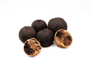 Kurutulmuş siyah limonların yakın plan fotoğrafı. Çorbalarda, çaylarda ve bölgesel yemeklerde kullanılan geleneksel İran baharatı. Doğal doku ve organik tonlar. 