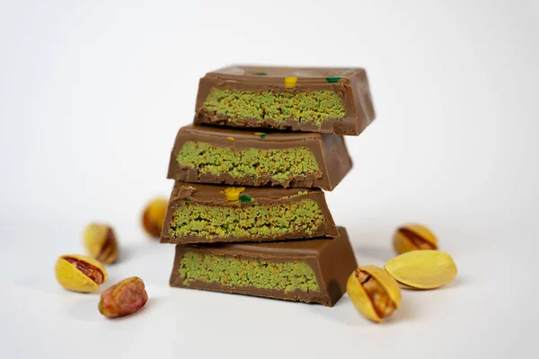 Fındıklı fıstıklı çikolataların sanatsal makro fotoğrafı. Lüks tatlı markaları ve ürün ambalajları için ideal..