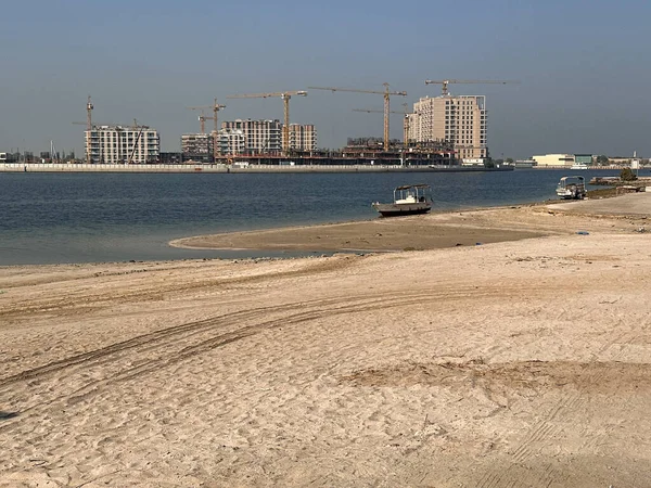 Sahil kenarına demirlemiş motorlu bir teknesi olan boş kumlu sahil yumuşak gün ışığı, seyahat ve yaz deniz manzarası turizm veya yaşam tarzı için idealdir.. 