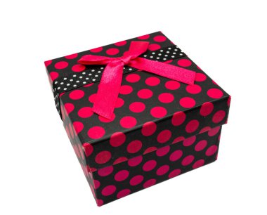 Şekillendirilmiş benekli hediye kutusu beyaza doğru bir açıyla çekilmiş. Perakende, e-ticaret ve kutlama görselleri için modaya uygun ambalaj konsepti. 