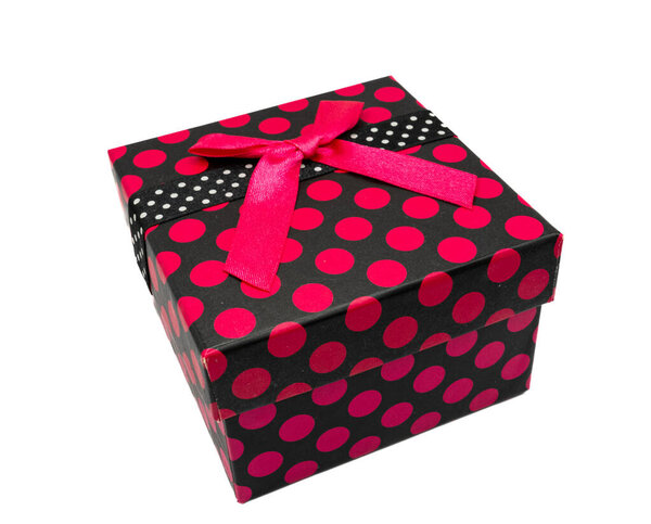 Стилизованная коробка подарков в горошек, сфотографированная под углом на белом. Модная концепция упаковки для розничной торговли, электронной коммерции и праздничного оформления. 