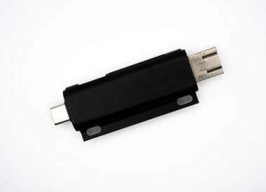 Siyah USB bellek beyaz arkaplanda izole edildi. Veri transferi, yedekleme, teknoloji, güvenlik ve ofis işleri için dijital depolama kavramı. 