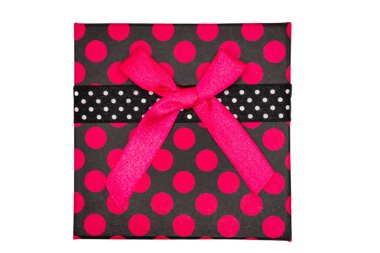 Beyaz arka planda pembe benekli ve kurdeleli dekoratif kare hediye kutusu. Kutlamalar ve perakende satış için mevcut paketler. 