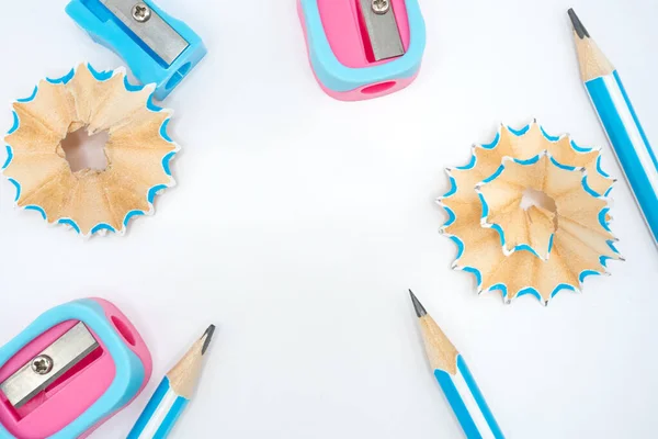 Parlak kalemleri ve temiz beyaz arka planda ahşap talaşları olan üç mavi kalem. Güçlü eğitim teması okula dönüş ve yaratıcı öğrenme görselleri için mükemmel. 