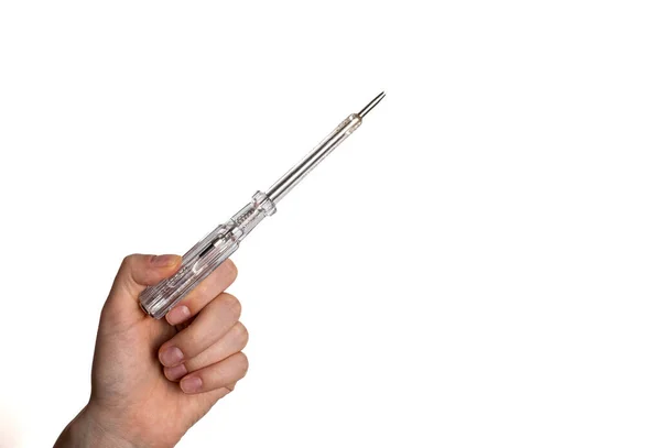 Şeffaf bir tornavidayı temiz beyaz arka planda tutan bir elin yakın çekimi. DIY, tamir, araç gereç kiti ve servis kavramları için ideal. 