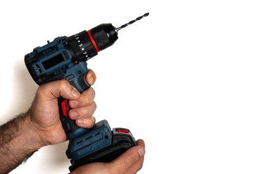 Beyazı elinde tutan kablosuz matkabın yakın çekim görüntüsü. İnşaat reklamları, araç markalaşması, tamir rehberleri ve DIY kılavuzları için ideal. 