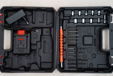 Tornavida parçalarıyla plastik çantayı aç. Ev onarım araçları, DIY ekipmanları, donanım kiti konsepti. 