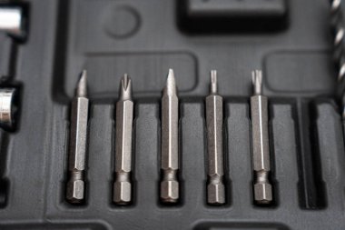 Alet çantasına yerleştirilmiş metal tornavida parçalarının yakın çekimi. Profesyonel tamir araçları ve DIY donanım kavramı. 