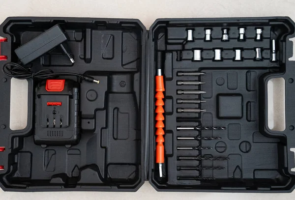 Tornavida parçalarıyla plastik çantayı aç. Ev onarım araçları, DIY ekipmanları, donanım kiti konsepti. 