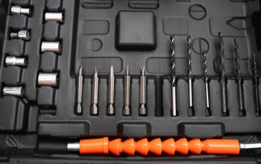 İçinde tornavida parçaları olan esnek uzatma mili. Ulaşılması zor tamir çözümü kavramı.