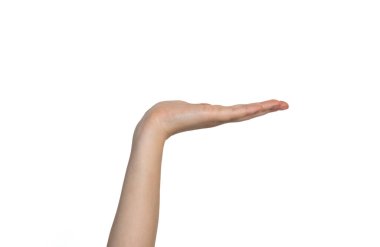 El ele tutuşan görünmez objeler sunum, ürün gösterimi ve reklam kavramları için kullanılır. Temiz küçük arkaplan.