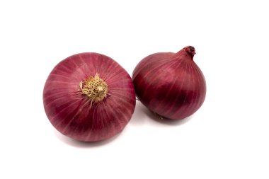 İki kırmızı soğan beyaz arka planda izole edilmiş. Pişirmek için taze organik sebzeler, salatalar ve sağlıklı yaşam tarzı. Yüksek kalite fotoğraf