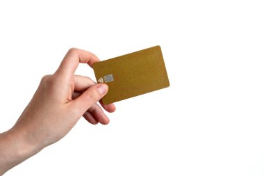 Yakın plan, beyaz üzerine izole edilmiş altın banka kartı. Dijital ödemeler, modern bankacılık ve finansal hizmetler kavramı. Yüksek kalite fotoğraf